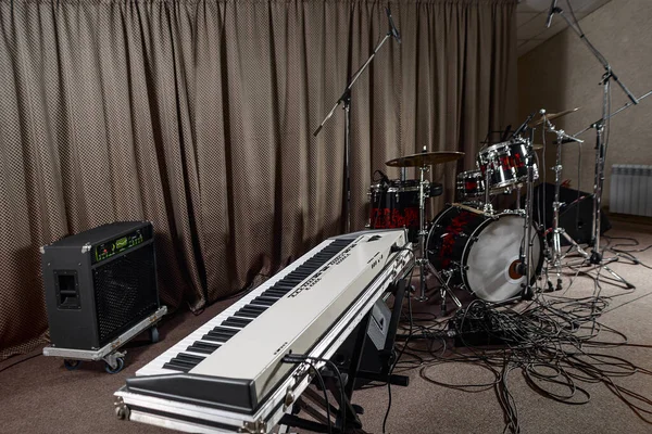 Πληκτρολόγιο Του Synthesizer Στέκεται Στη Σκηνή Ανάμεσα Στο Μουσικό Εξοπλισμό — Φωτογραφία Αρχείου