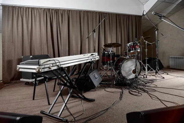 Oefenbasis Toneel Muziekinstrumenten Muziekinstrumenten Apparatuur Het Podium Zonder Mens Drumstel — Stockfoto