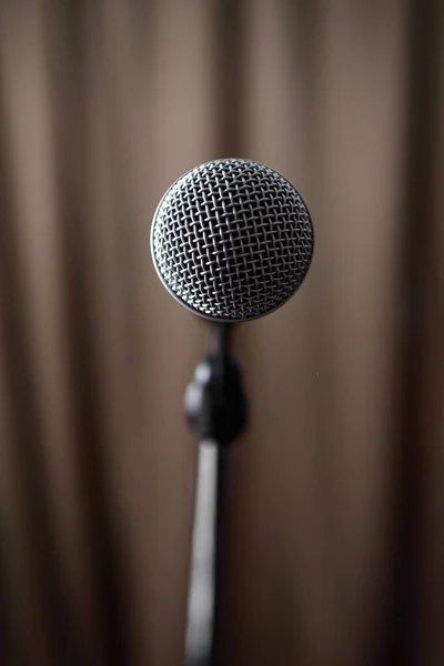Серый Микрофон Подставке Стоит Сцене Фоне Коричневого Занавеса — стоковое фото