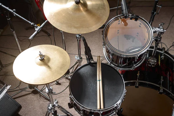 The drum kit is on the stage at the rehearsal base. Taken in close-up.