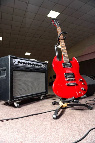 Guitarra Eléctrica Roja Amplificador Están Escenario Habitación Vacía Base Ensayo — Foto de Stock