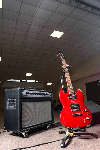 Guitare Électrique Rouge Amplificateur Sont Sur Scène Dans Une Pièce — Photo