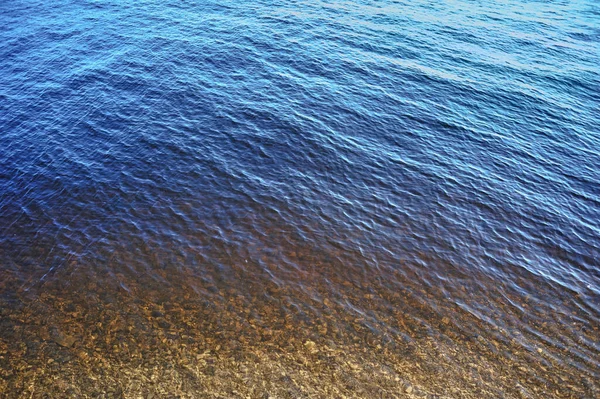 デザインのための海岸近くの青い水の質感 — ストック写真