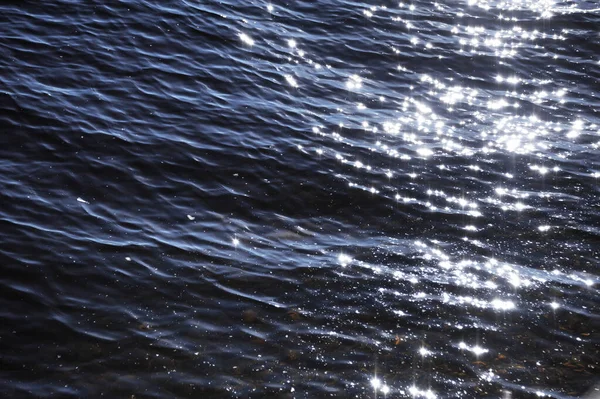 太陽の歩道は水の上に輝く デザインのためのテクスチャ水の背景 — ストック写真