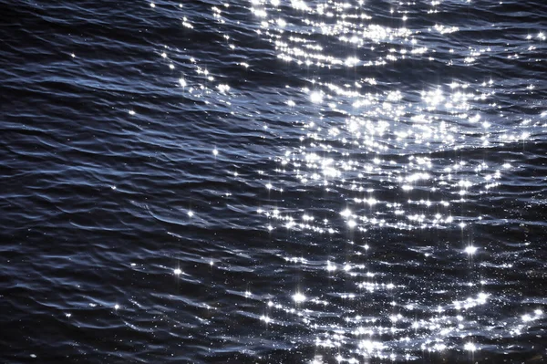 太陽の歩道は水の上に輝く デザインのためのテクスチャ水の背景 — ストック写真
