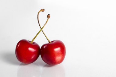 beyaz arkaplanda kirazlar