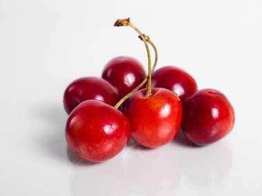 beyaz arkaplanda kirazlar