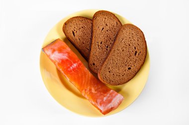 somon balığı ve ekmek plaka üzerinde