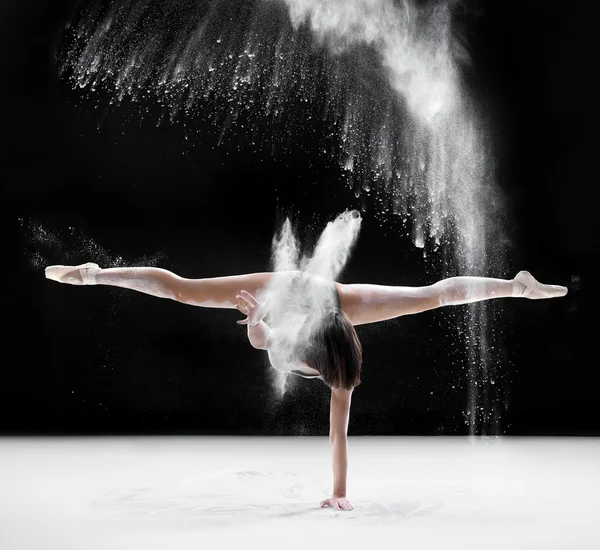 Bailarina bailando con harina — Foto de Stock