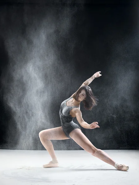 Bailarina bailando con harina — Foto de Stock