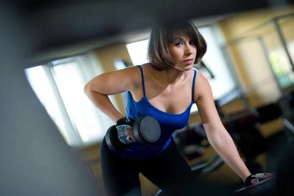 Entrenamiento de mujer en el gimnasio —  Fotos de Stock