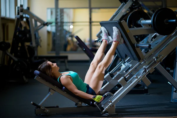 Woman training in the gym — Stock Photo, Image