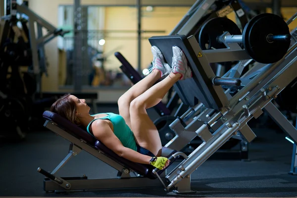 Entraînement de femme au gymnase — Photo