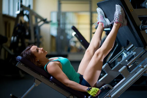 Woman training in the gym — Stock Photo, Image