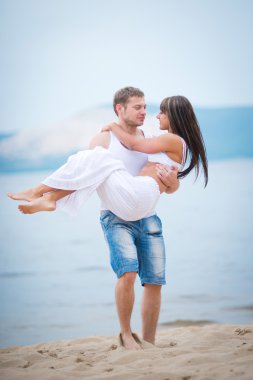 Mutlu genç çift Sahilde yürüyüş aşık