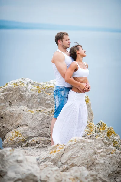 Genç aşıklar erkek ve kadın dağlarda yürüyüş