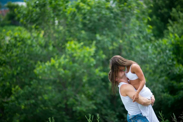 Šťastný mladý pár v lásce chůze na louce — Stock fotografie