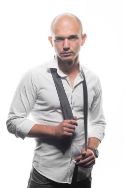 Yetişkin bir yakışıklı genç adam stüdyo fotoğrafı