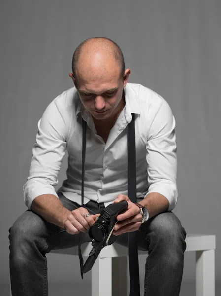 Studiofoto eines erwachsenen gutaussehenden jungen Mannes — Stockfoto