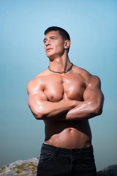 Retrato de moda de um homem sexy esportivo, atlético e musculoso — Fotografia de Stock