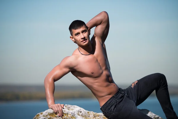 Ritratto di moda di un uomo sexy sportivo, atletico e muscoloso — Foto Stock