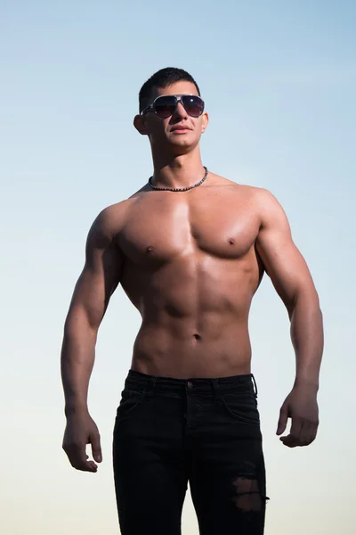 スポーティな運動、筋肉のセクシーな男のファッション ポートレート — ストック写真