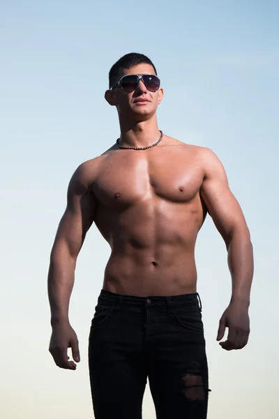 Portrait de mode d'un homme sexy sportif, athlétique et musclé — Photo