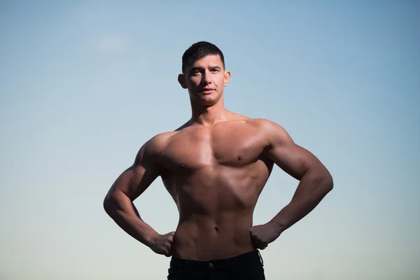Moda piękny portret mężczyzny seksowny sportowy, sportowe, mięśni — Zdjęcie stockowe