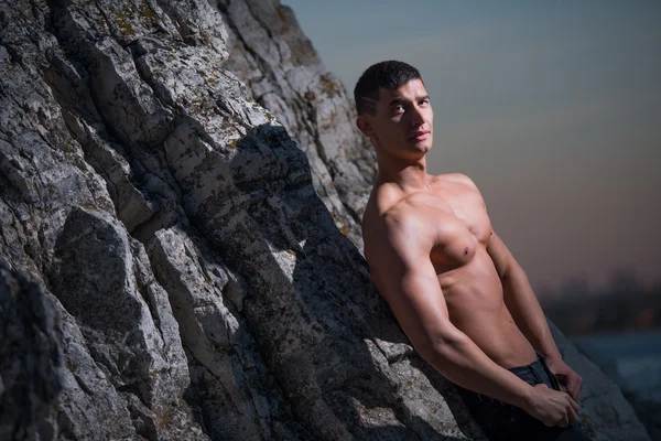 Retrato de moda de un hombre sexy deportivo, atlético y musculoso —  Fotos de Stock