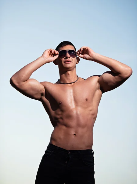 Portrait de mode d'un homme sexy sportif, athlétique et musclé — Photo