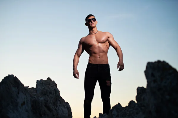 Ritratto di moda di un uomo sexy sportivo, atletico e muscoloso — Foto Stock