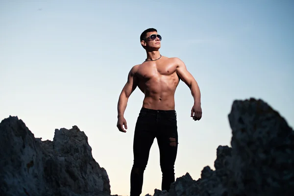 Retrato de moda de un hombre sexy deportivo, atlético y musculoso — Foto de Stock