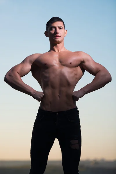 Mode portret van een sportief, atletisch, gespierde sexy man — Stockfoto