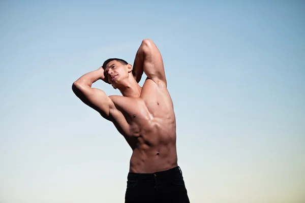 Moda piękny portret mężczyzny seksowny sportowy, sportowe, mięśni — Zdjęcie stockowe