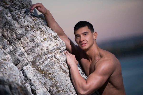 Retrato de moda de um homem sexy esportivo, atlético e musculoso — Fotografia de Stock