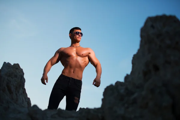 Retrato de moda de um homem sexy esportivo, atlético e musculoso — Fotografia de Stock