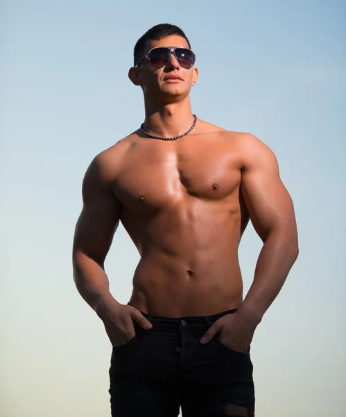 Mode portret van een sportief, atletisch, gespierde sexy man — Stockfoto