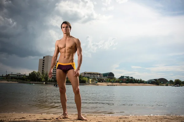 Retrato de un hombre sexy deportivo, atlético y musculoso en bañadores —  Fotos de Stock