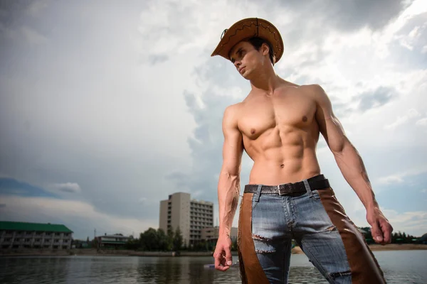 Sportig, atletisk, muskulös sexig man i en cowboy outfit — Stockfoto