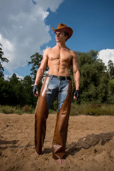Sportowy, sportowe, mięśni seksowny mężczyzna w stroju kowboja — Zdjęcie stockowe