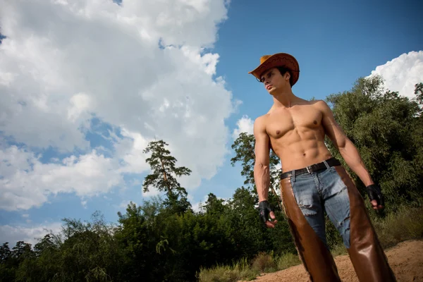Sportief, atletisch, gespierde sexy man in een cowboy outfit — Stockfoto