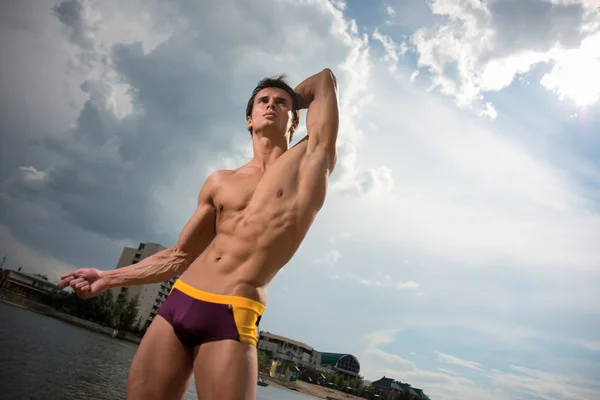 Ritratto di un uomo sexy sportivo, atletico e muscoloso in costume da bagno — Foto Stock