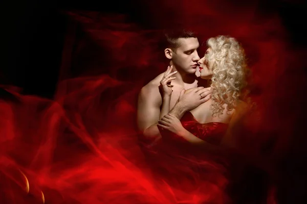 Karanlık bir arka plan, Sevgililer günü aşk şehvetli Çift