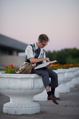 gözlük ve bir kitap komik inek