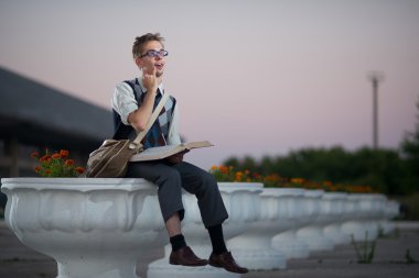 gözlük ve bir kitap komik inek