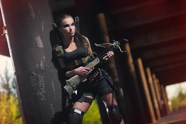 Sexig militära beväpnade tjej med vapen — Stockfoto