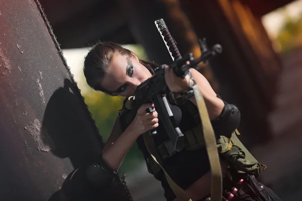 Сексуальная вооруженная девушка с оружием, снайпер — стоковое фото