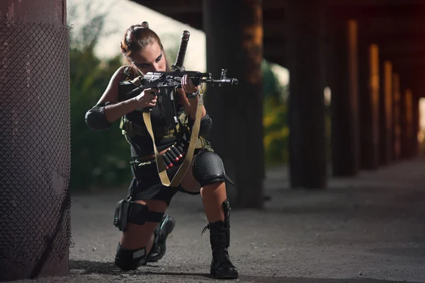 Sexy militare armato ragazza con l'arma, cecchino — Foto Stock