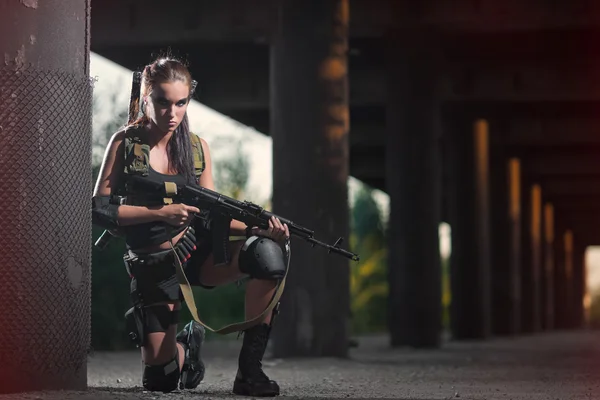 Сексуальная вооруженная девушка с оружием, снайпер — стоковое фото