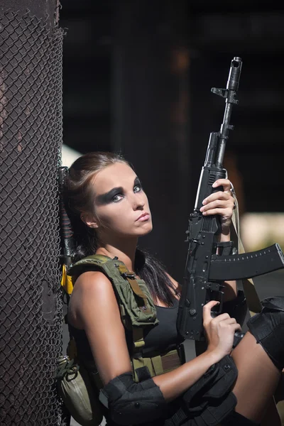 Sexy militare armato ragazza con l'arma, cecchino — Foto Stock